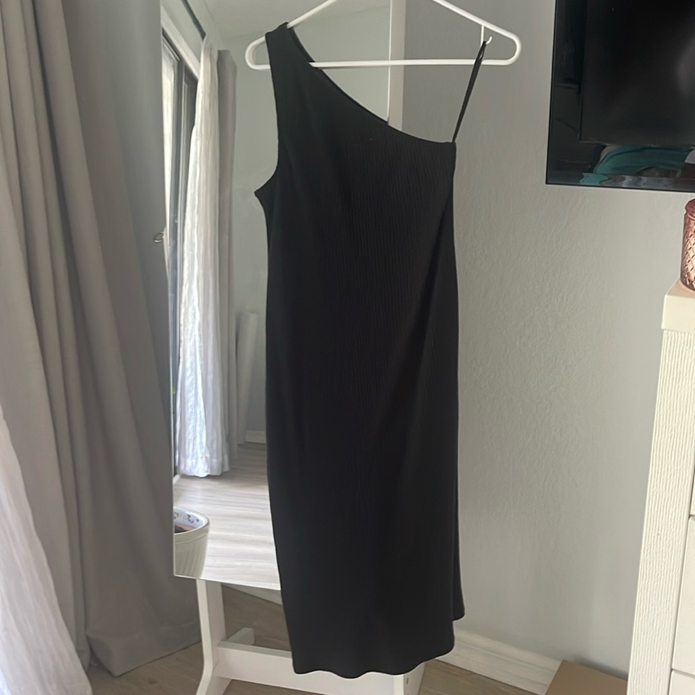New without tag. black fitted GAP midi dress- one shoulder. S petite.